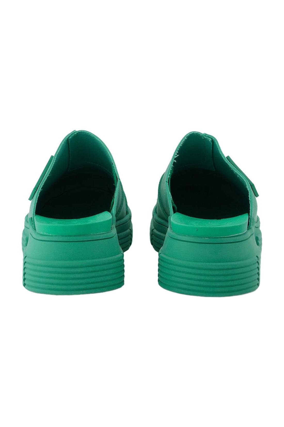 Pantoletten aus recyceltem Gummi Grün