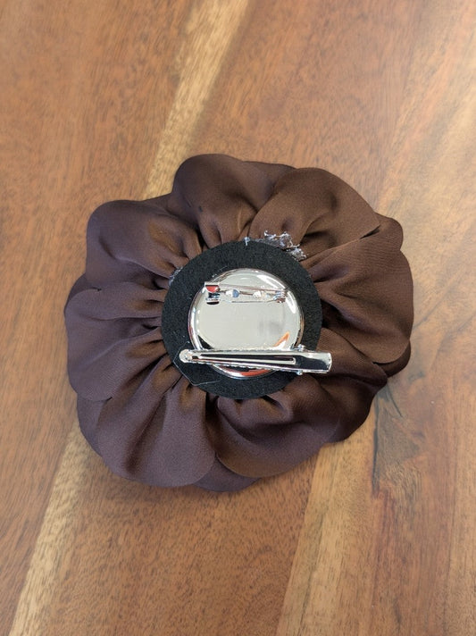 Seiden Ansteckblume Coffee Braun mit Klammer oder Sicherheitsnadel - von GIUNO