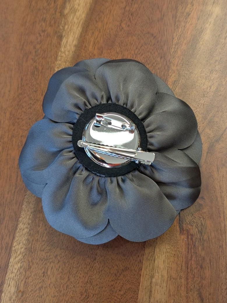 Seiden Ansteckblume Silber Grau mit Klammer oder Sicherheitsnadel - von GIUNO