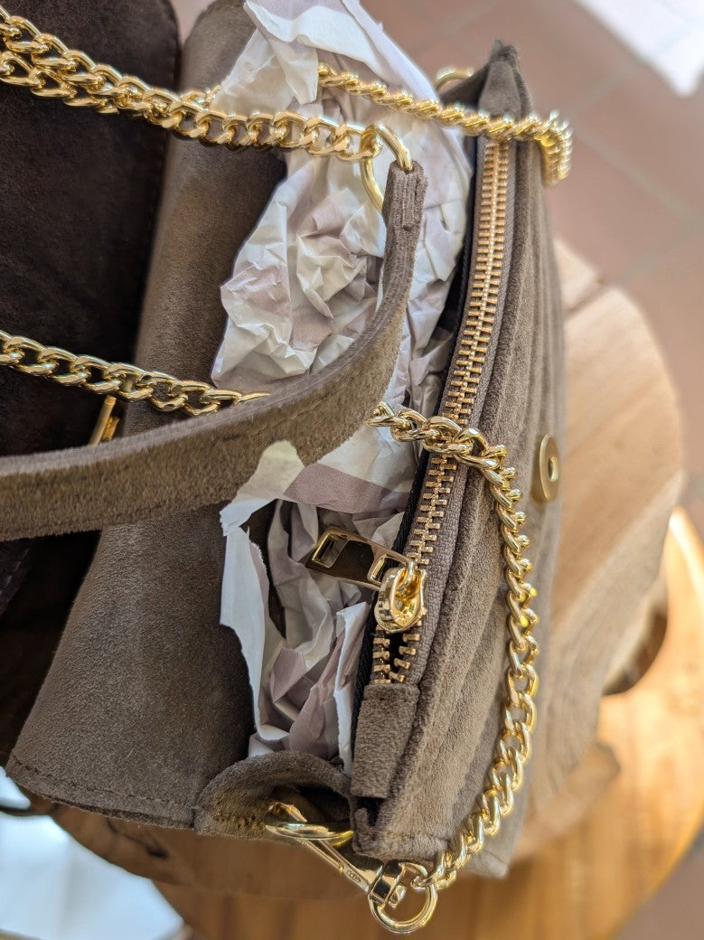 Tasche Envelope Clutch Wildleder Cross-Body Goldkette Chevron Muster Taupe