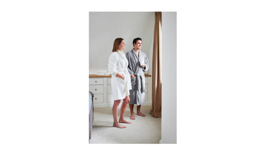 Premium Bademantel Eden » weiches Korallenfleece 350 g/m² » langer Saunamantel mit aufgesetzten Taschen » Morgenmantel 116 cm lang » unisex in Grau