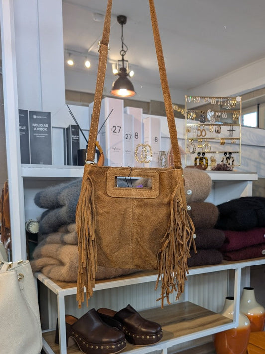 Wildleder Tasche mit Fransen und Nieten Gold M Cognac ca. 19cm B x 22,5cm H, Schulterriemen und RV