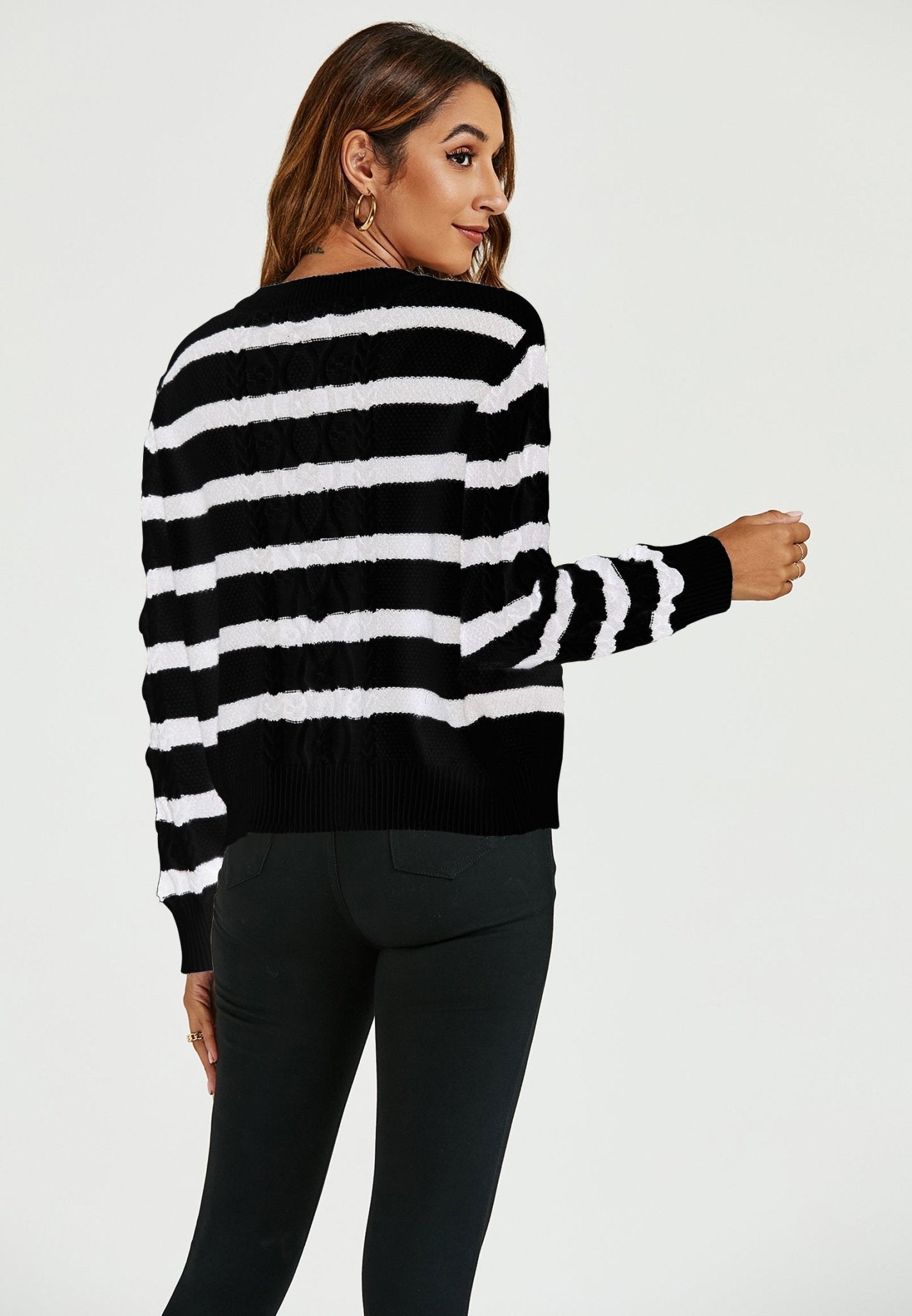 Schwarze - weiße Strickjacke mit Streifenmuster - AXON