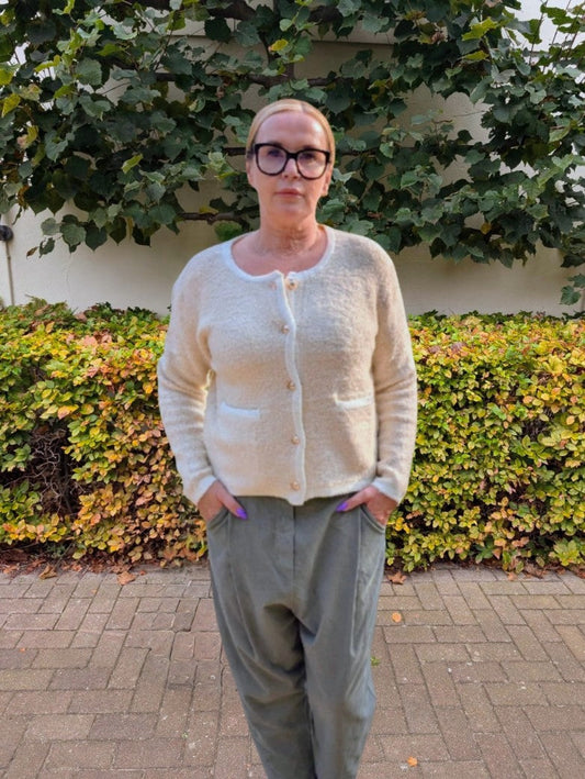 Cardigan Chanel Style Damen Strickjacke Bouclé Créme Beige Goldknöpfe Viskose Nylon, One Size - von EFFENY