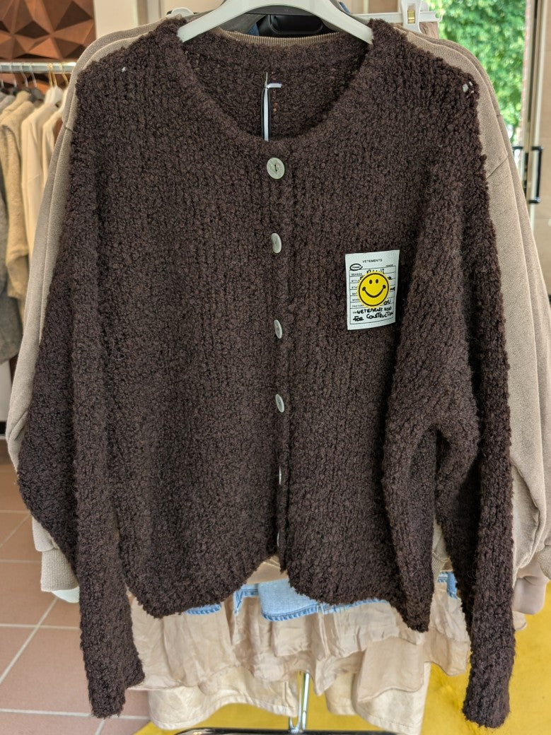 Cardigan Strickjacke Smiley Aufnäher Perlmuttknöpfe Coffee Braun - One Size 31019
