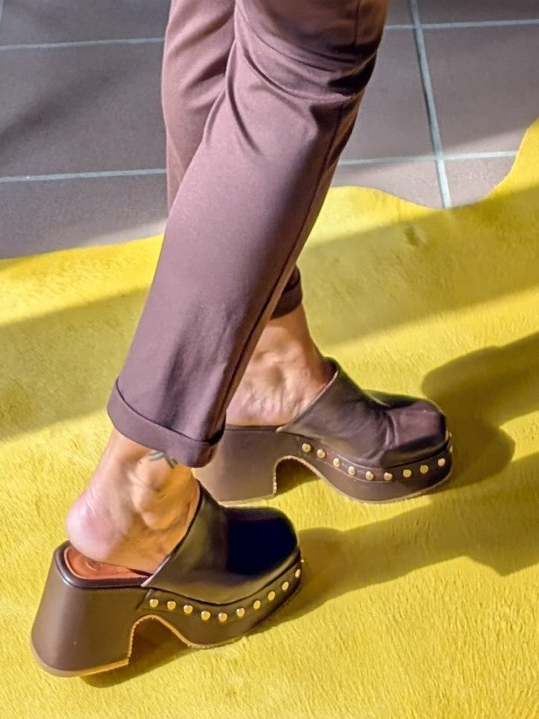 Clogs SHADDY Echtleder mit Goldnieten Plateau 9cm Absatz Braun Maun - Größe 40