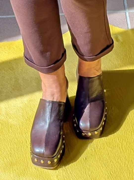 Clogs SHADDY Echtleder mit Goldnieten Plateau 9cm Absatz Braun Maun - Größe 40