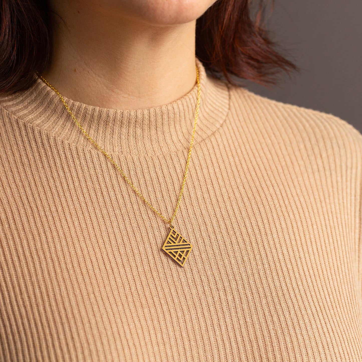 Halskette mit Holzanhänger - 'Tribal Echo'