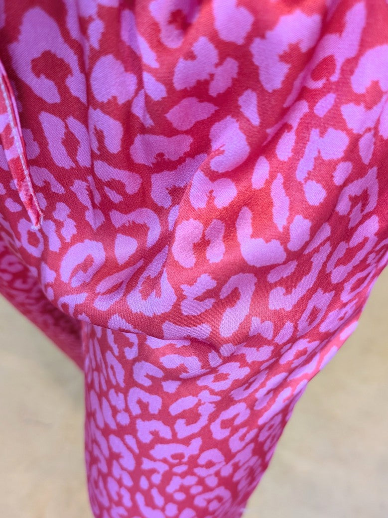 Hose aus Satin Viskose mit Leo Muster in Rot Pink One Size 02906