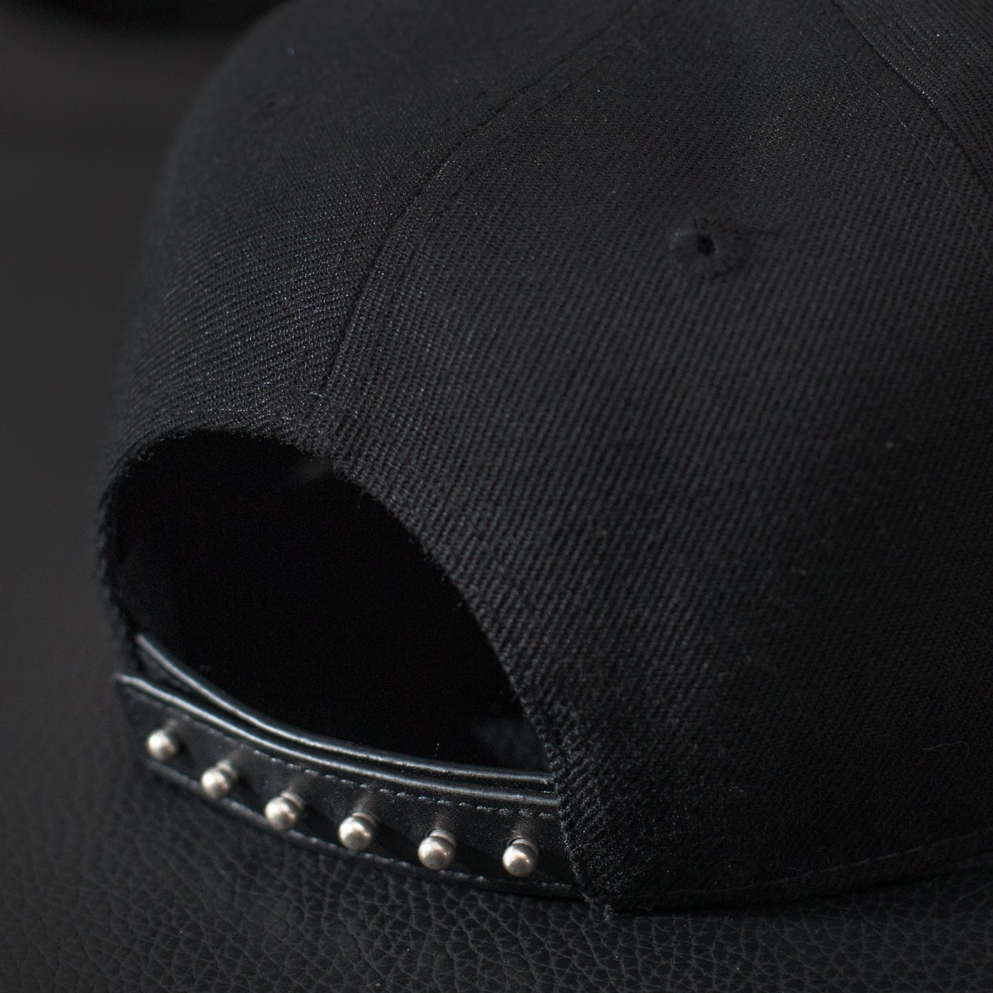 Leathersnap Cap - Black & White