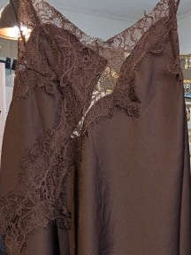 Kleid Satin asymmetrisch mit Spitze Coffee Braun One Size - von JCL Paris