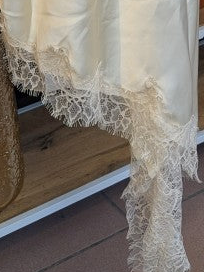 Kleid Satin asymmetrisch mit Spitze Créme One Size - von JCL Paris