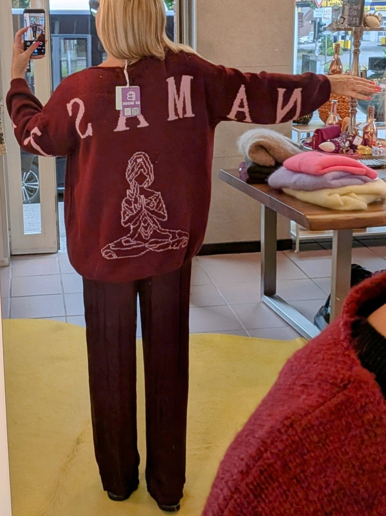 Pullover Namaste Backprint V-Ausschnitt Brombeer Rosa - von BELIEVE 1633