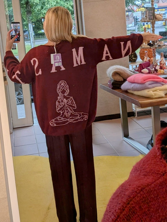 Pullover Namaste Backprint V-Ausschnitt Brombeer Rosa - von BELIEVE 1633