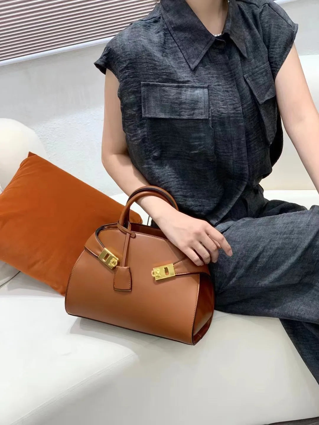 Ari modern classic shell bag – soft structured style double lock charm