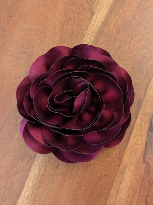 Seiden Ansteckblume Brombeer Bordeaux Rot mit Klammer oder Sicherheitsnadel - von GIUNO