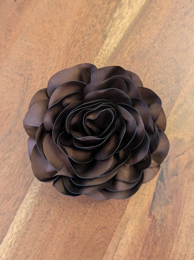 Seiden Ansteckblume Coffee Braun mit Klammer oder Sicherheitsnadel - von GIUNO