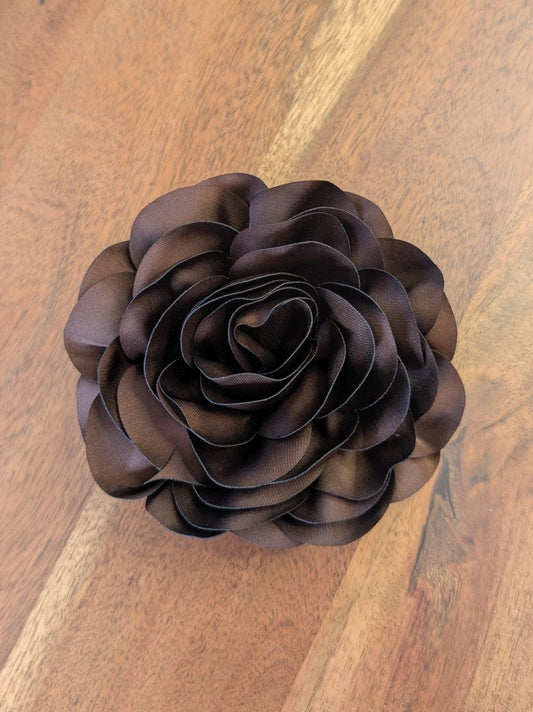 Seiden Ansteckblume Coffee Braun mit Klammer oder Sicherheitsnadel - von GIUNO