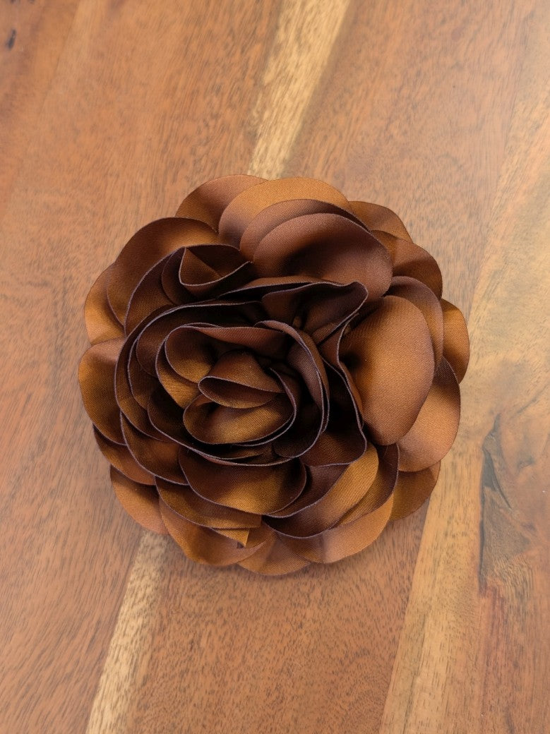 Seiden Ansteckblume Gold mit Klammer oder Sicherheitsnadel - von GIUNO