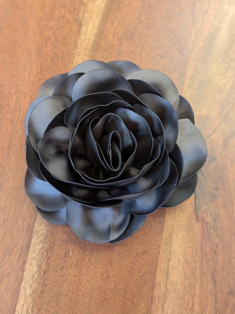 Seiden Ansteckblume Silber Grau mit Klammer oder Sicherheitsnadel - von GIUNO