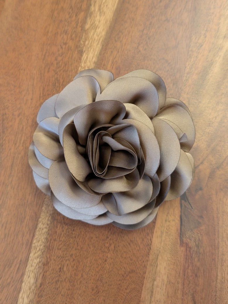 Seiden Ansteckblume Taupe mit Klammer oder Sicherheitsnadel - von GIUNO