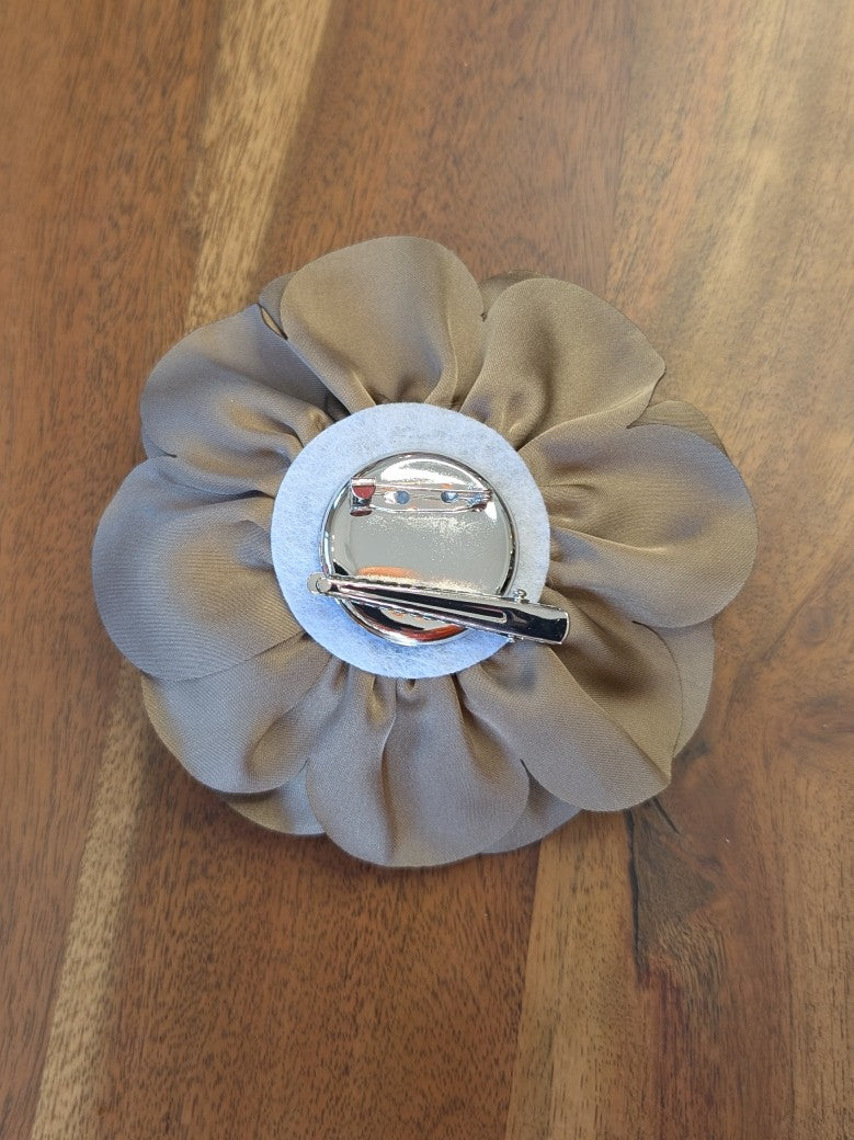 Seiden Ansteckblume Taupe mit Klammer oder Sicherheitsnadel - von GIUNO