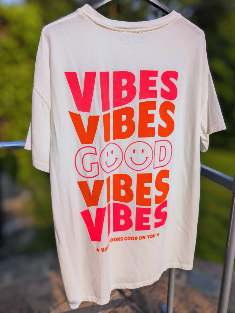T-Shirt Good Vibes Weiß Pink Orange Rot Backprint Baumwolle One Size