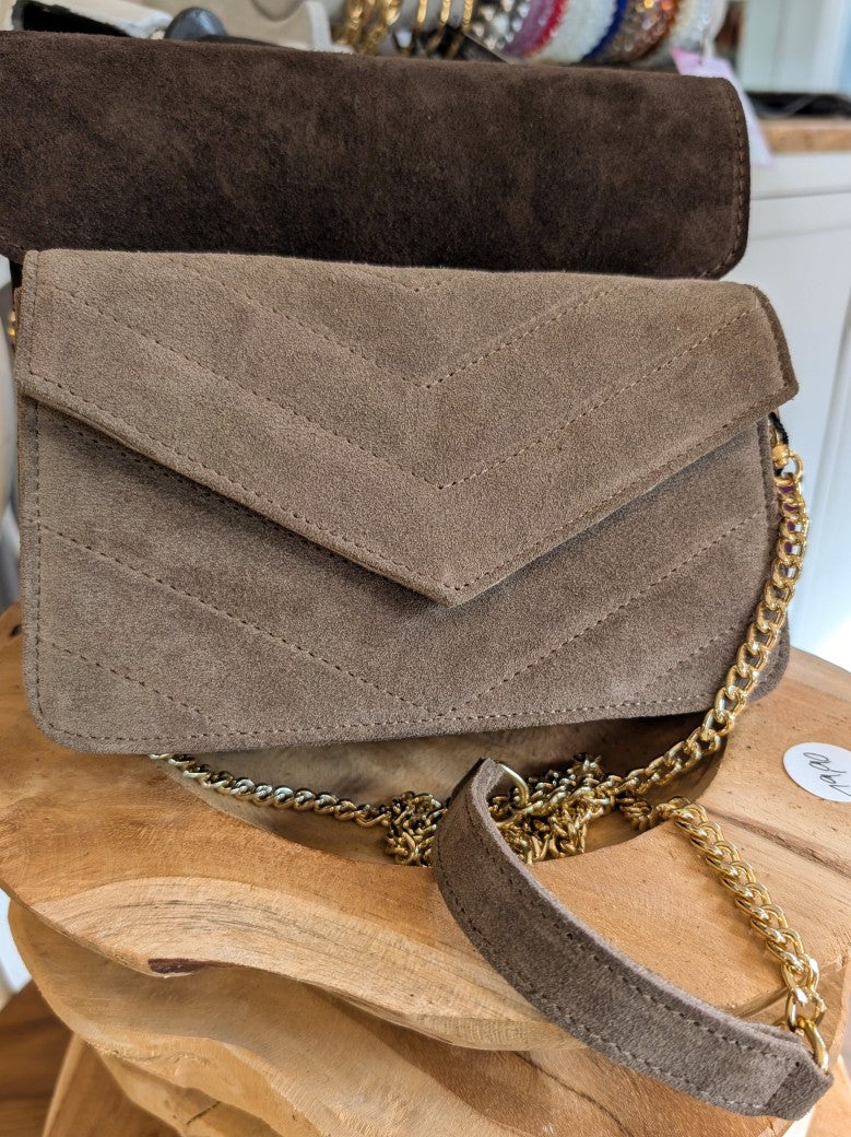 Tasche Envelope Clutch Wildleder Cross-Body Goldkette Chevron Muster Taupe