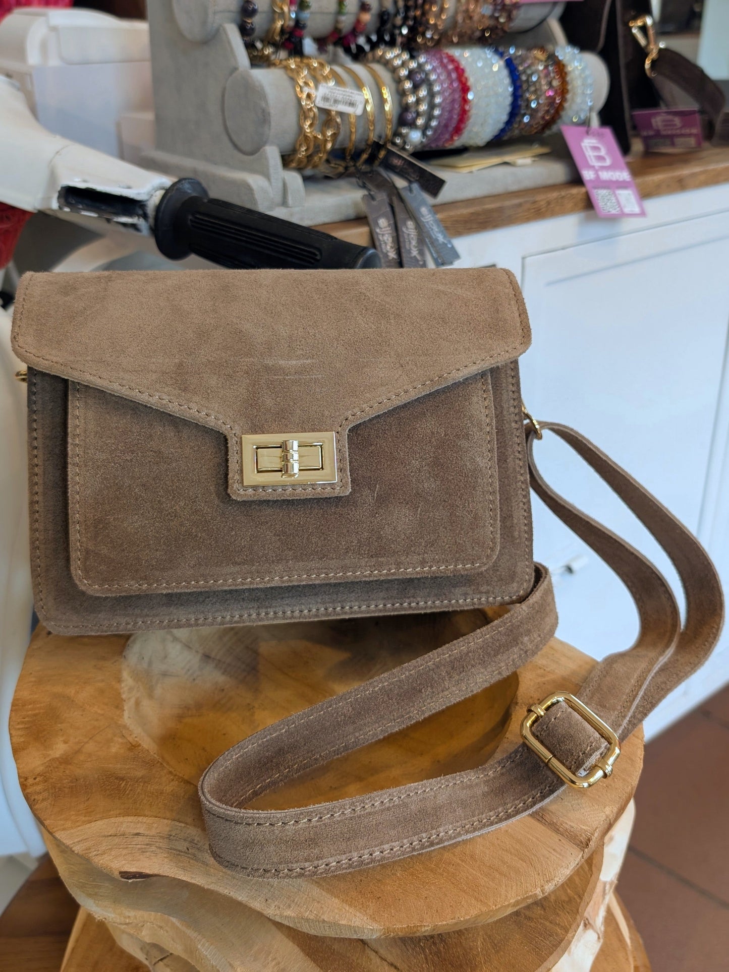 Tasche Wildleder klassisch Cross-Body aufgesetzte Außentasche Taupe mit Golddetails