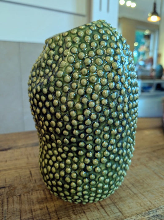 Vase Steingut Grün Erbsen asymmetrisch ca. 23/27cm hoch, D 11cm unten, 6x5cm Öffnung oben