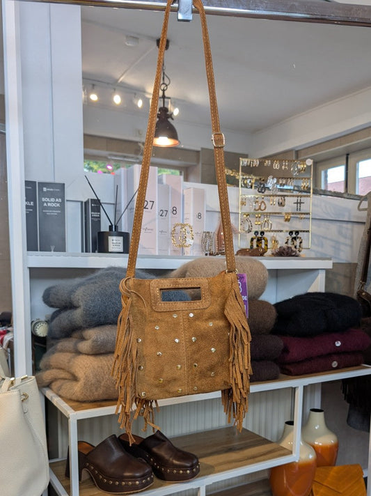 Wildleder Tasche mit Fransen und Nieten Gold M Cognac ca. 19cm B x 22,5cm H, Schulterriemen und RV