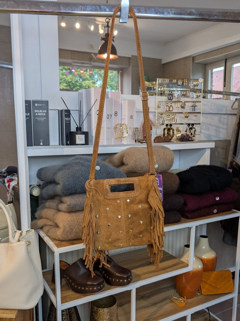 Wildleder Tasche mit Fransen und Nieten Gold M Cognac ca. 19cm B x 22,5cm H, Schulterriemen und RV