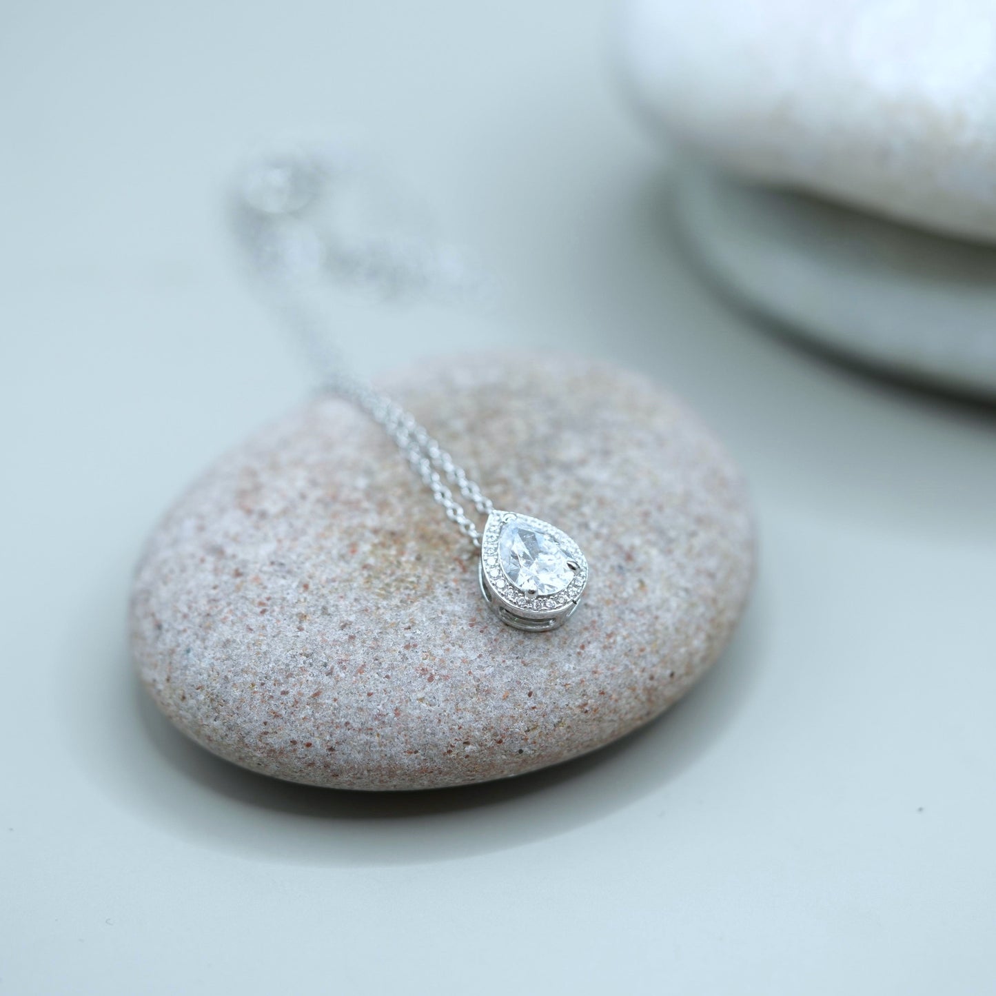 Halskette mit Anhänger in Tropfenform in Gold oder Silber