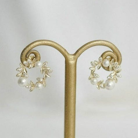 Ohrringe mit goldenen Blättern und Perlen