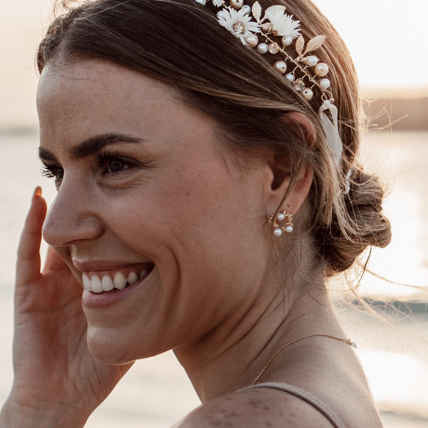 Ohrringe mit goldenen Blättern und Perlen