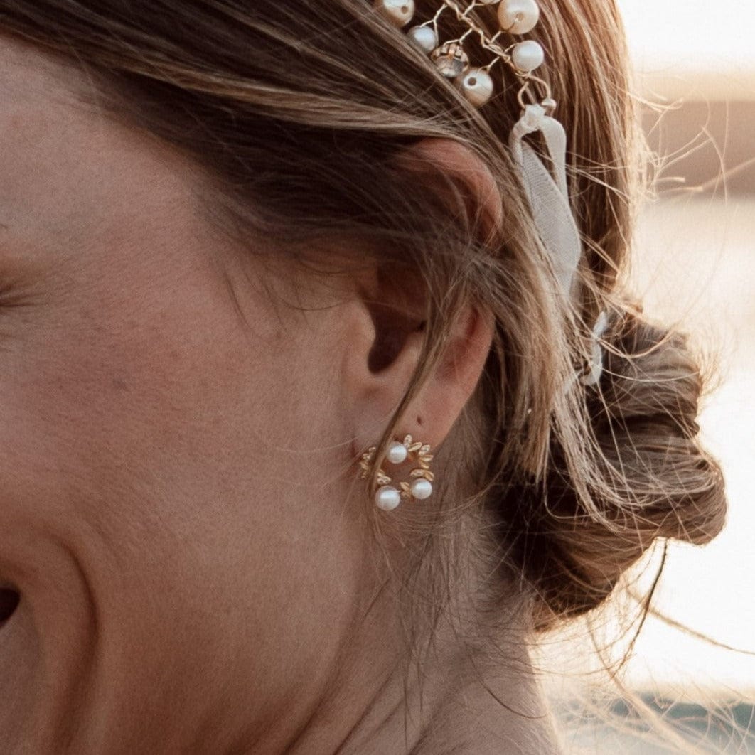 Ohrringe mit goldenen Blättern und Perlen