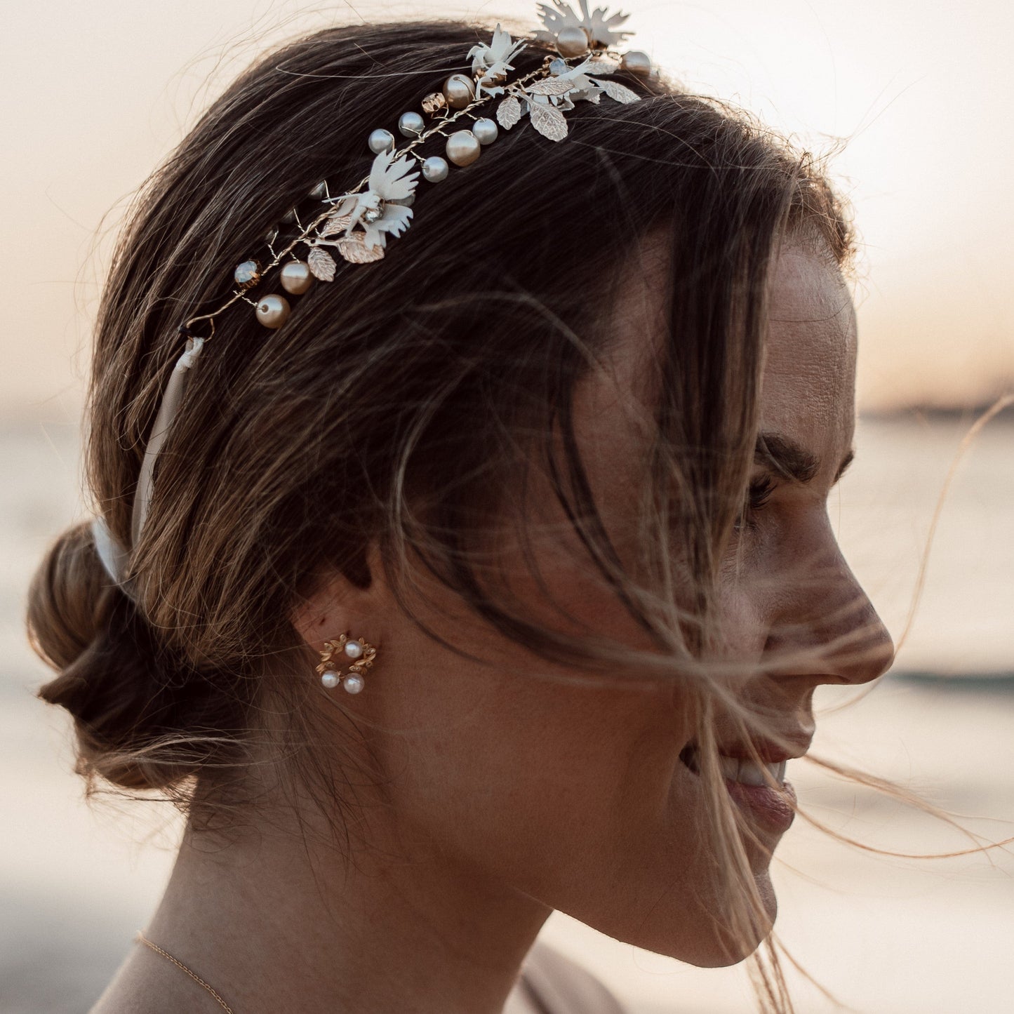 Ohrringe mit goldenen Blättern und Perlen