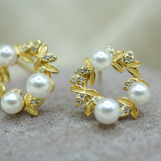 Ohrringe mit goldenen Blättern und Perlen