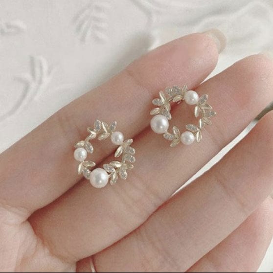 Ohrringe mit goldenen Blättern und Perlen