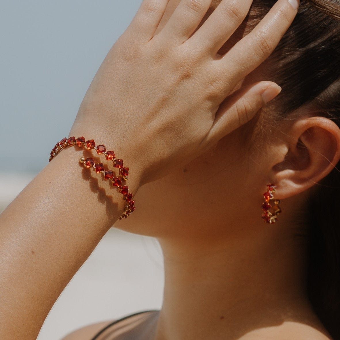 Schmuckset mit Strasssteinen in Weiß, Rot oder Grün