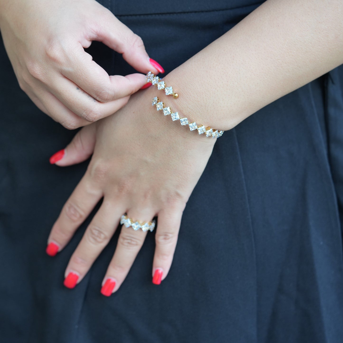 Schmuckset mit Strasssteinen in Weiß, Rot oder Grün