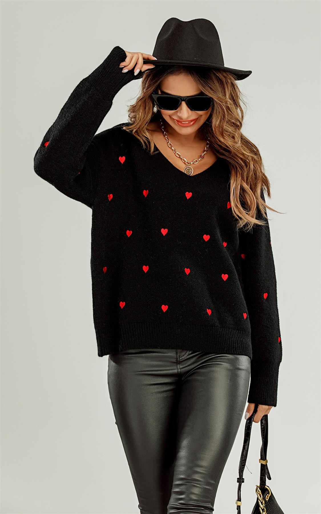 Embroidery Red Heart V Neck Jumper In Black - AXON