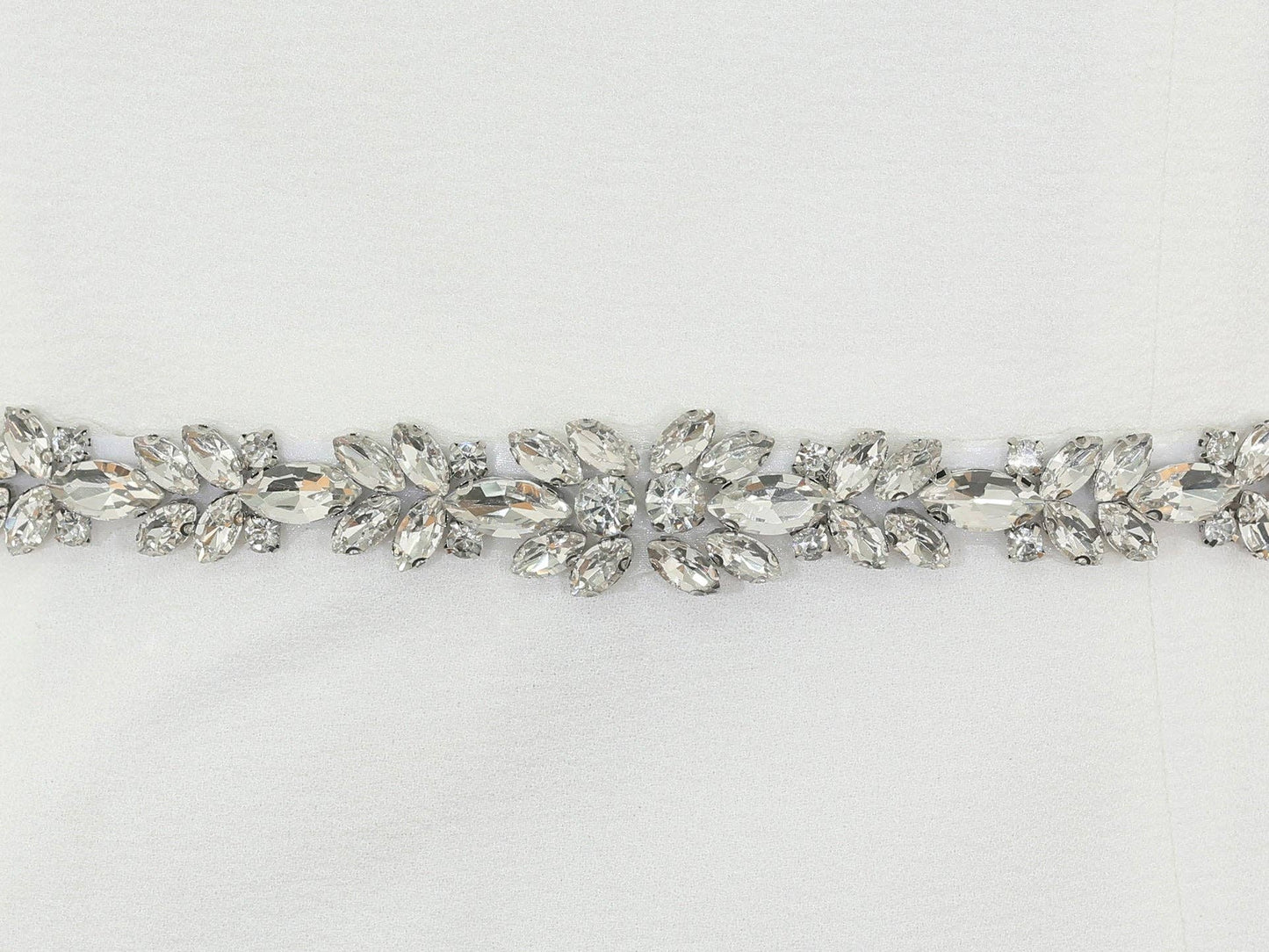 Brautgürtel mit silbernen Strasskristallen