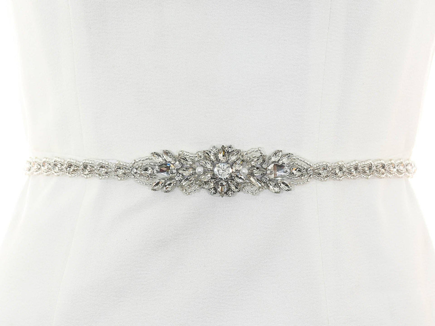 Brautgürtel mit eleganten silbernen Kristallen