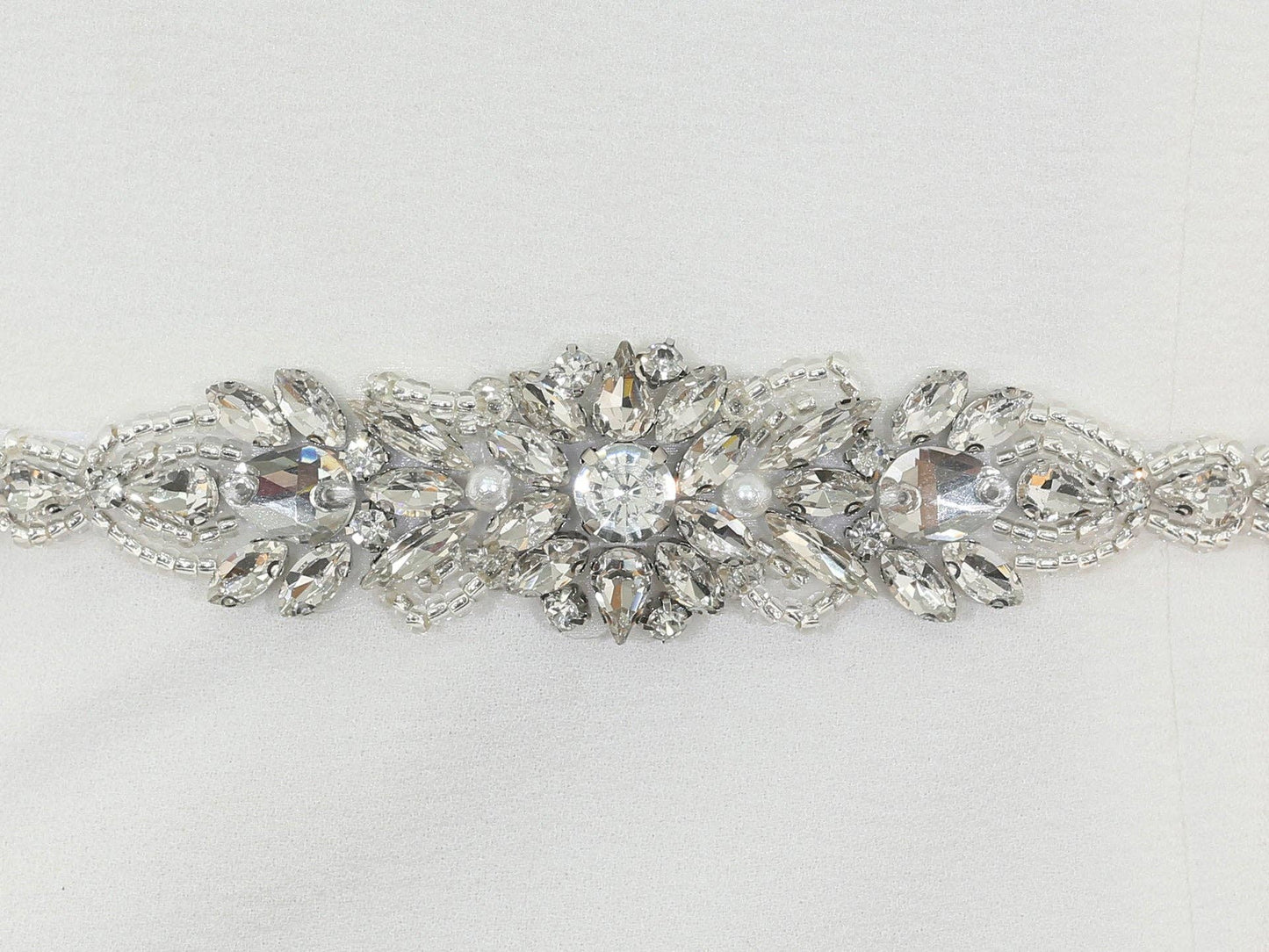 Brautgürtel mit eleganten silbernen Kristallen