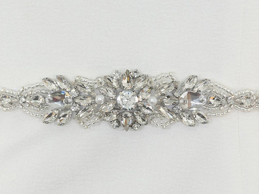 Brautgürtel mit eleganten silbernen Kristallen