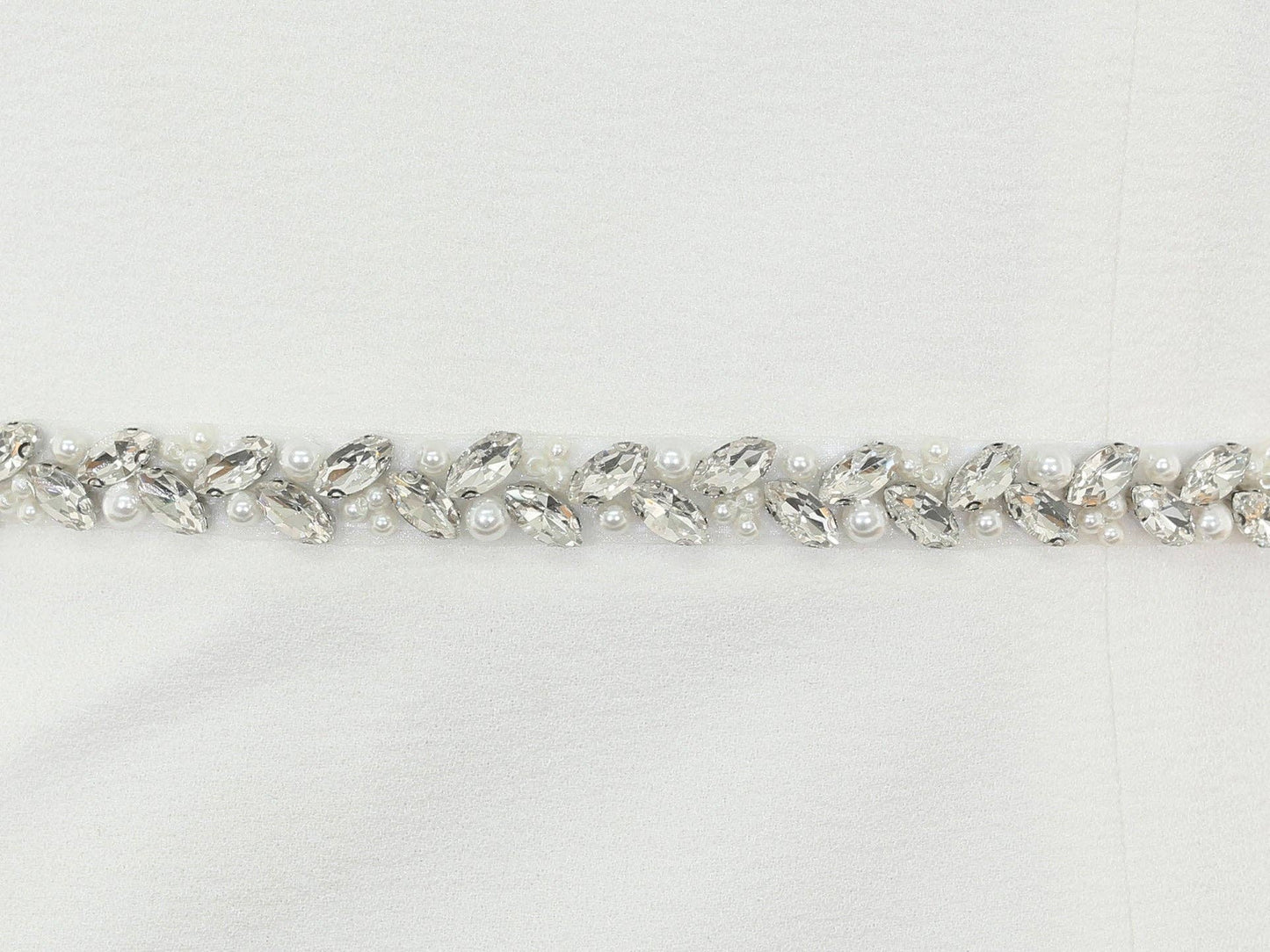 Brautgürtel mit schmalen Strasssteinen und Perlen