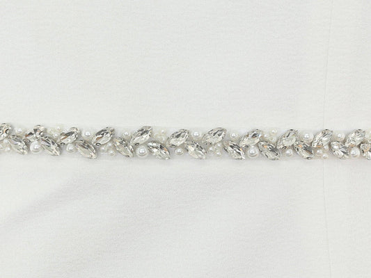 Brautgürtel mit schmalen Strasssteinen und Perlen