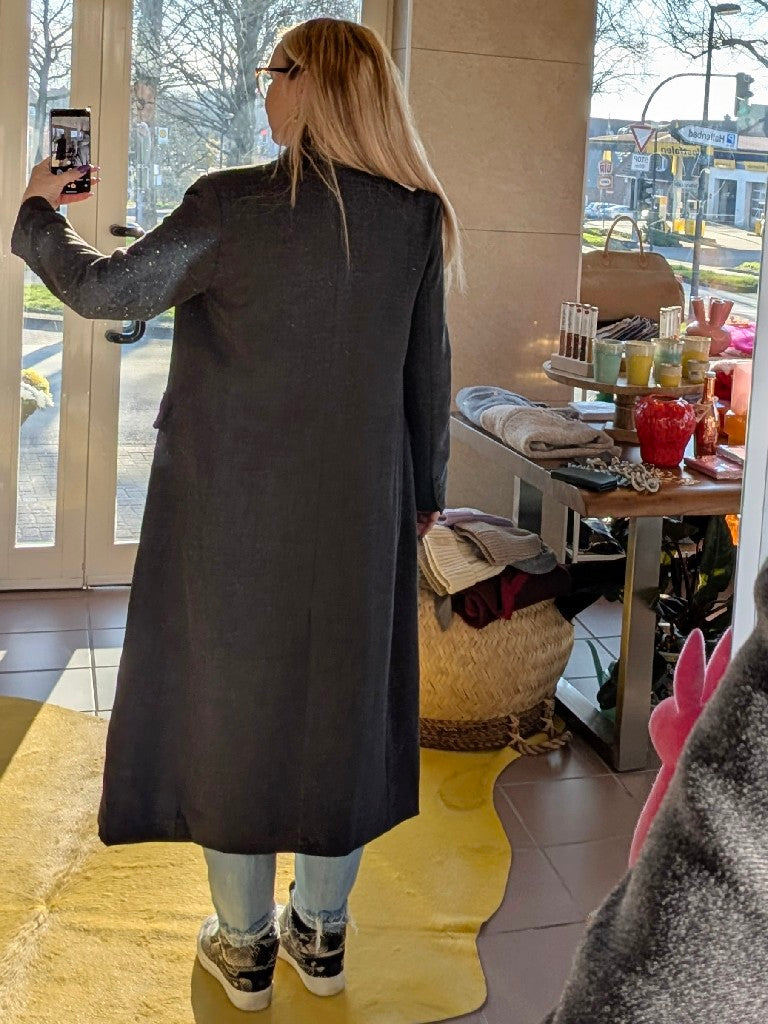 Eleganter doppelreihiger langer Blazer Mantel in Anthrazit für Damen von ATTENTIF