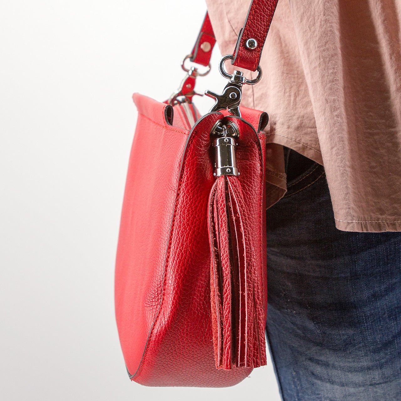 Umhängetasche in D Form mit Quaste Rot - AXON